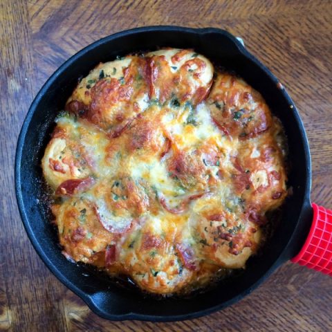 Do you love pizza? Do you also love pull-apart bread? Check out this super easy recipe for Skillet Pizza Bread that combines the best of both worlds! JessExplainsItAll.com